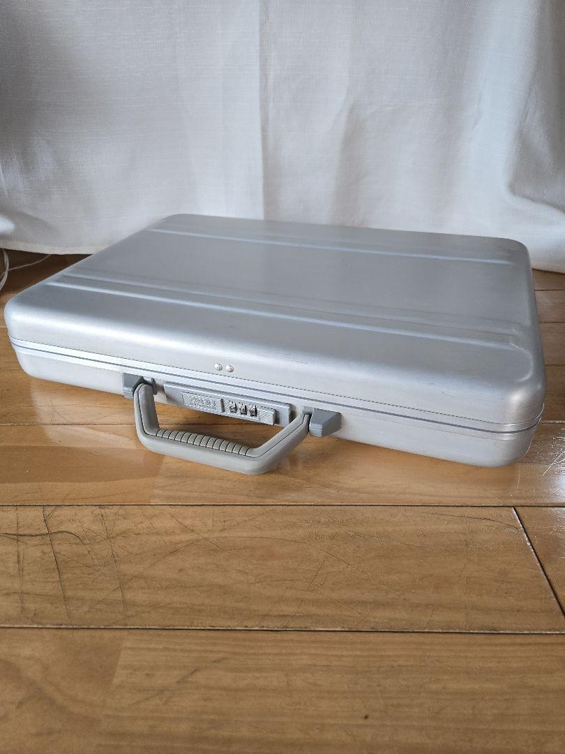 Zero Halliburton Silver Solid Pattern Travel Luggage for
