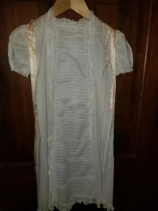 ANTIGUO VESTIDO DE BAUTIZO CON ENCAJE 28"" LARGO 15"" DE ANCHO BAJO LOS BRAZOS - Imagen 1 de 5