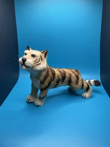 Estatuilla de tigre realista vintage de piel sintética ojos verdes - Imagen 1 de 15