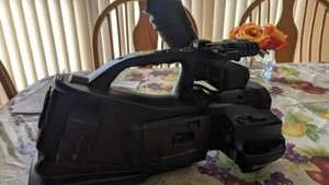 PROFESSIONAL VIDEO CAMERA PLUS CHARGER / 3 LI-ION BATTERY PACKS PLUS CHARGER - Picture 1 of 10