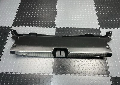 KIA CADENZA 2014-2016 BLOQUEO MALETERO TRASERO PESTILLO CUBIERTA PANEL MOLDURA OEM Foto 1 de 4