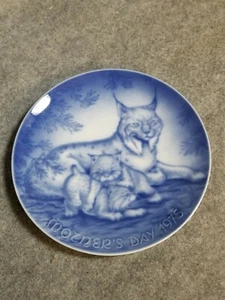 Royale Blue Winter China Mothers Day 1975 Lynx, Limited Edition, 7 5/8 inches. - Picture 1 of 2