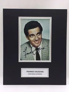 RARE Frankie Vaughan Hand Signed Photo Display + COA AUTOGRAPH SASIGNED COA - Foto 1 di 5