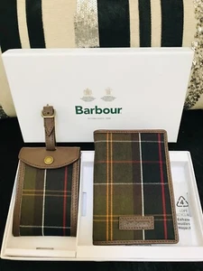 NEU BARBOUR LEDER & KLASSISCHES TARTAN REISEPASS & NAMENSSCHILD REISESET R.R.P. 60£ - Bild 1 von 11