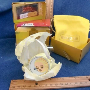 Rainbow High Yellow Moon Round Purse Sunny Madison White Studio Box Bag Open - Imagen 1 de 3