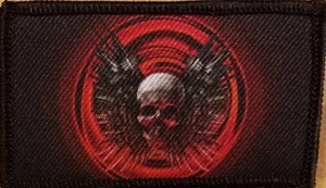 Parche de calavera con sujetador de marca VELCRO® huesos tácticos pistolas rojas emblema #3 - Imagen 1 de 1