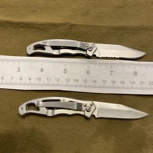 (2) Gerber Knifes (1) 4660817A Folding Pocket Knifes (1) Serrated Gerber - Picture 1 of 5