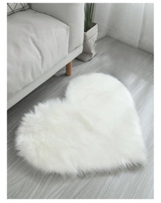 Alfombra mullida en forma de corazón de 1 pieza con diseño inferior antideslizante para dormitorio Foto 1 de 4