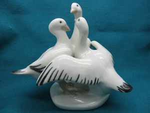 VINTAGE ROYAL DUX BOHMEIA CZECHOSLOVAKIA GEESE PORCELAIN FIGURINE - Picture 1 of 12