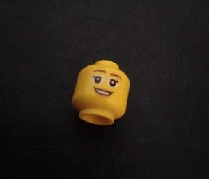 Lego NUEVO Mujer, Sonrisa, con Cabeza de Maquillaje Minifigura Accesorio - Imagen 1 de 1
