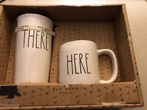 Rae Dunn Here There Tasse Weiß Becher Geschenkset Neu - Bild 1 von 5