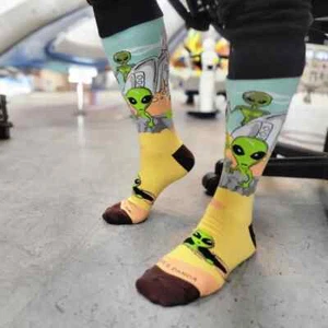 Calzini Calzini Alien Desert Crash Landing Unisex Grandi 10-13 Crew Panda Moda - Foto 1 di 3