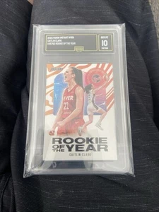 2024 Panini Instant WNBA CCROY-A ~ ROOKIE OF THE YEAR Caitlin Clark ~ GMA 10 GEM - Foto 1 di 2