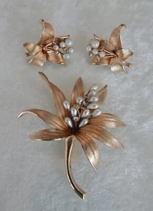 B A BALLOU VINTAGE PERLE STRASS BROSCHE & OHRRINGE DEMI-PARURE GOLDFARBEN - Bild 1 von 4