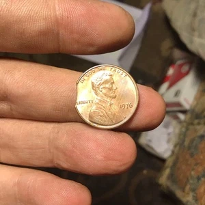 1976 clipped Planchet Lincoln Cent Error Coin - Picture 1 of 2