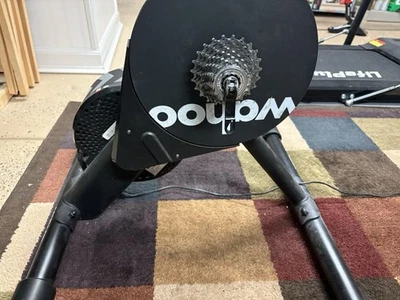 Entrenador de ciclismo interior Wahoo Kickr Core con casete de 10 velocidades Foto 1 de 3