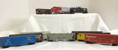10 HO Scale Box Cars Including Locomotive Various Brands AS IS (C) - Image 1 of 4