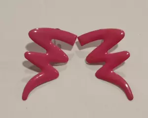 Aretes vintage con diseño en zigzag rosa intenso 1,5" - Imagen 1 de 5