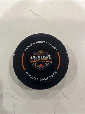 Juego oficial clásico NHL Heritage 2023 disco Calgary Flames vs EDMONTON OILERS Foto 1 de 2