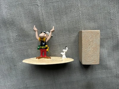 PIXI UDERZO ASTÉRIX LEVANT UN BLOC DE PIERRE TIRAGE 1000 EX 2002 EN ÉTAT PARFAIT - Image 1 of 4