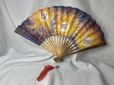Винтажный бумажный складной вентилятор в честь 50-летия королевы Елизаветы II на троне - Изображение 1 из 4
