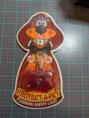 Luz de seguridad intermitente Protect A Pet en forma de hueso de perro roja Foto 1 de 2