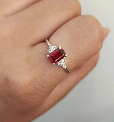 Anillo de compromiso simulado granate rojo corte esmeralda de 2,65 quilates oro blanco de 14 k Foto 1 de 4