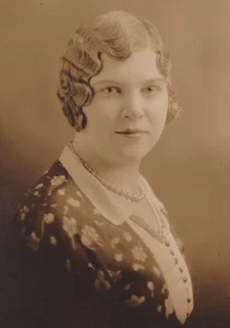 Retrato de mujer bonita de los años 30 perlas ondas glamour estudio enfoque suave - Imagen 1 de 3