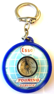 PORTE CLES ANNEES 60 KEYCHAIN - ESSO TOURING SERVICE BOUSSOLE RECTO-VERSO - Imagen 1 de 3