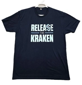 Camicia Seattle Kraken Uomo XL Extra Large RELEASE THE KRAKEN Stagione Inaugurale Usato in Ottime Condizioni - Foto 1 di 15