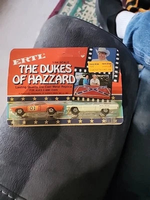 1981 年 ERTL The Dukes of Hazzard General Lee Boss Hogg 2 汽车套装 1/64 比例 — 第 1/4 张图片