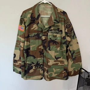 Vintage U.S. Army Woodland Camo BDU Combat Jacket Size Large Regular mit Patches - Bild 1 von 7