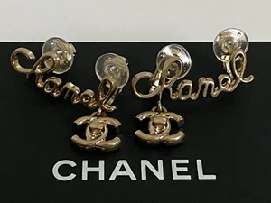 NIB Chanel CC Logo Cursive Signature Gold Tone Ear Crawler Cuff Clip Earrings - Picture 1 of 12
