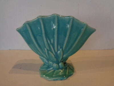  VINTAGE ORIGINAL MCCOY GREEN LEAVES and BERRIES FAN VASE.  CUTE! - Image 1 of 4