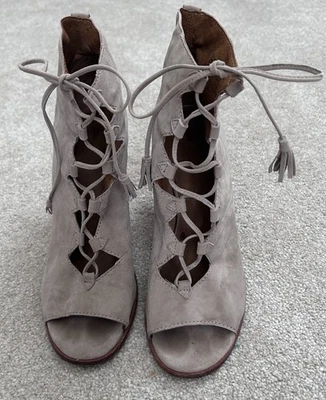 FRYE  Gabby Ghillie Taupe TAN Suede Lace-up Ankle Boot Bootie Women 9.5 GUC - Image 1 of 4