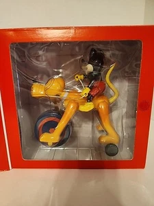 Juguete coleccionable Schylling Disney Mickey Mouse montar Plutón cuerda con caja - Imagen 1 de 3