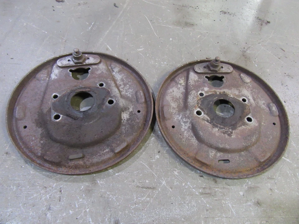 1955 1956 年福特 Customline 汽车前主轴制动鞋背安装板一对 — 第 1/4 张图片