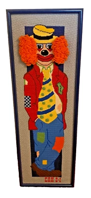 Hecho a mano HOBO PAYASO Arte a punta de aguja 37 x 12" Bordado Abuela Enmarcado Firmado '84 Foto 1 de 4