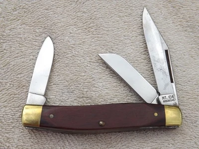CUCHILLO DE COLECCIÓN MT IDA ARKANSAS MADERA Y LATÓN 3 HOJAS GANADERO SOLO HOJA PRINCIPAL USADO Foto 1 de 4
