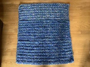 Handgehäkelte rosa & blaue quadratische Babydecke - Bild 1 von 1