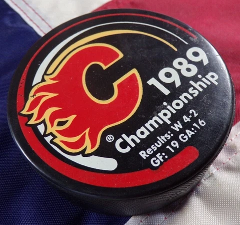 OFFICIAL 1989 CALGARY FLAMES CHAMPIONSHIP SOUVENIR MOLSON CANADIAN HOCKEY PUCK! Cover