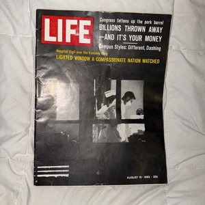 LIFE Magazine August 16 1963 Hospital Vigil Over The Kennedy Baby FREE SHIPPING - Imagen 1 de 12