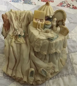 San Francisco Music Box Co. Cheryl Arnés pantalones de novia más mesa de tocador - Imagen 1 de 4