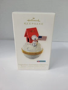 Hallmark Peanuts Inspiration Discovery NASA Moon 2008 adorno de Navidad - Imagen 1 de 6