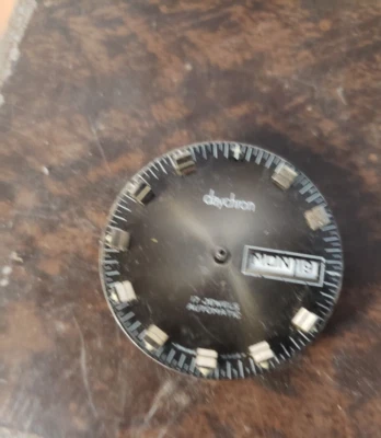 Reloj Daychron vintage años 60 70 RARO para hombre negro con marcadores plateados ventana de día Foto 1 de 2