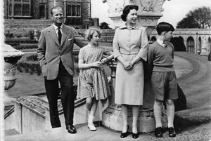 Postcard ENGLAND: Queen Elizabeth, Prince Philip, Princess Anne, 1962 Photo - Picture 1 of 2