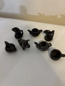 Juego De Colección De 7 Miniaturas De Arcilla Negra; Jarras, Animales, Taza De Sartén -Chile (años 90) - Imagen 1 de 4