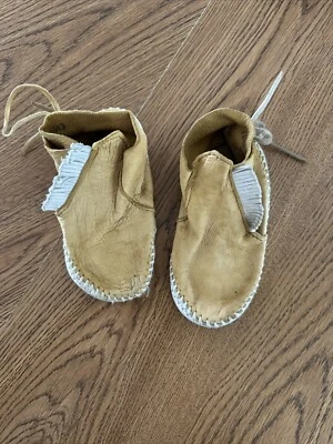 Mocassins vintage de couro macio para bebês Minnetonka - Imagem 1 de 4