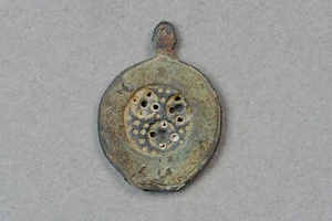 Medieval gothic bronze pendant or strap end 1300-1400 F13 - Foto 1 di 4