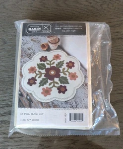 "Kit de alfombrilla de mesa con apliques de lana de floración completa lavabo de suero de leche nuevo en paquete 17"" redondo" - Imagen 1 de 11